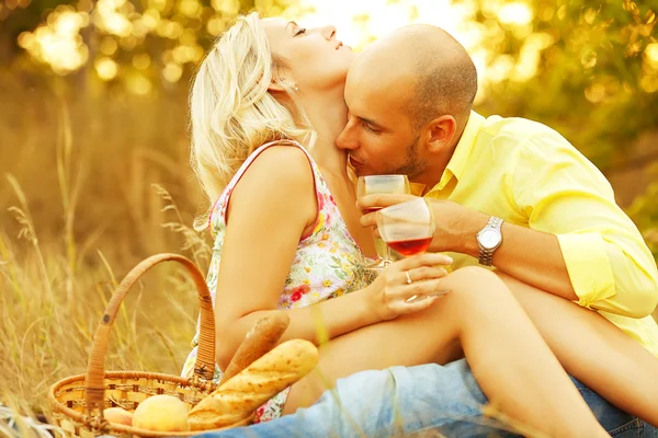 Vero concetto di romanticismo. Un picnic nel fine settimana. Ritratto di un giovane amante — Foto Stock