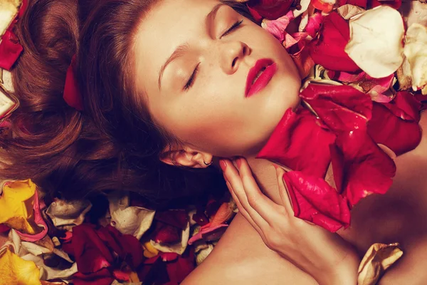 Retrato de um modelo de cabelo vermelho na moda (gengibre) com pi sexy — Fotografia de Stock