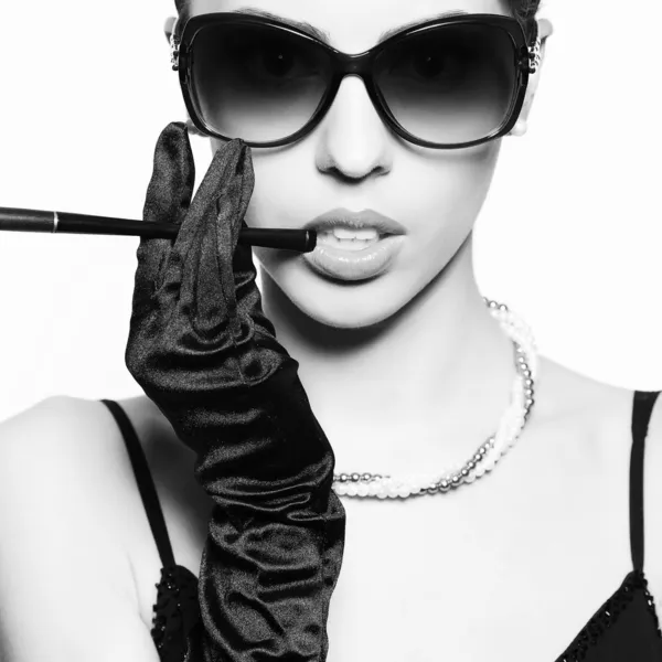 Ritratto di un modello alla moda in occhiali da sole vintage con un sigaro — Foto Stock