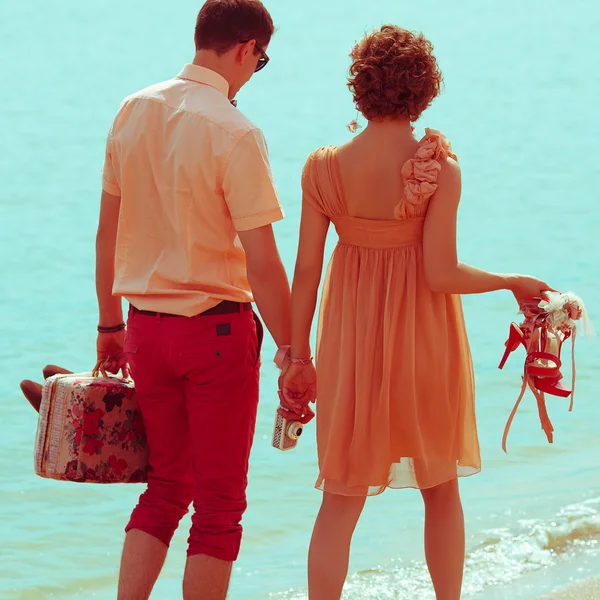 Un paio di passeggiate sulla spiaggia. Giovane felice coppia sposata a piedi su b — Foto Stock