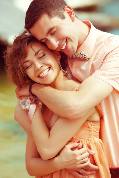 Conceito de casamento feliz. Retrato de um belo riso (sorriso — Fotografia de Stock