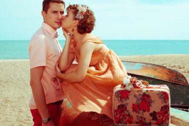 Mutlu balayı (tatil) kavramı. Genç evli çift kalça