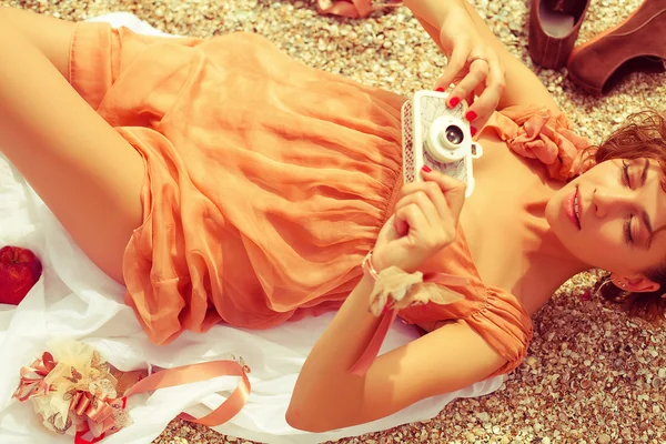 Concepto de picnic de verano. Retrato de una joven feliz acostada en —  Fotos de Stock