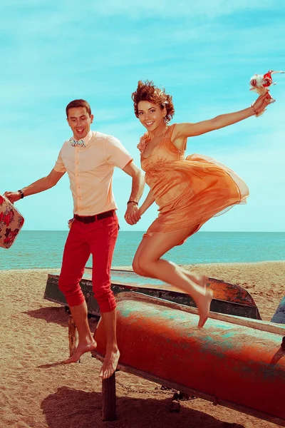 Feliz concepto de vacaciones. Retrato de una hermosa pareja feliz de — Foto de Stock