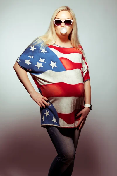 American Mom Concept: Mujer embarazada joven en bandera americana como — Foto de Stock