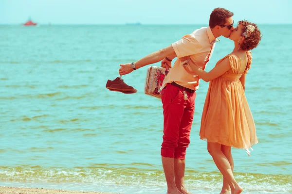 Para spaceru na plaży. młody szczęśliwy żona biodrówki w modny — Zdjęcie stockowe