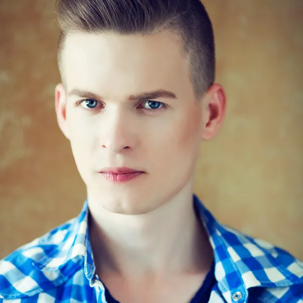 Ritratto di un giovane uomo con un viso molto bello in blu casual s — Foto Stock