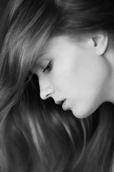 Profile portrait of a beautiful girl with freckles on her face. — Stock Photo, Image