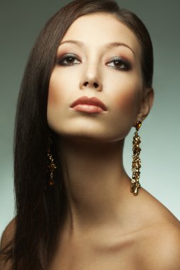 moda modeli kıvırcık saçlı ve hatta duygusal portre