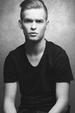 çok yakışıklı yüzü siyah casual içinde olan genç bir adam portresi