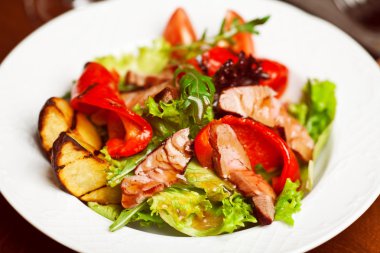 sıcak salata ızgara fileto biftek sulu sulu kısmı 