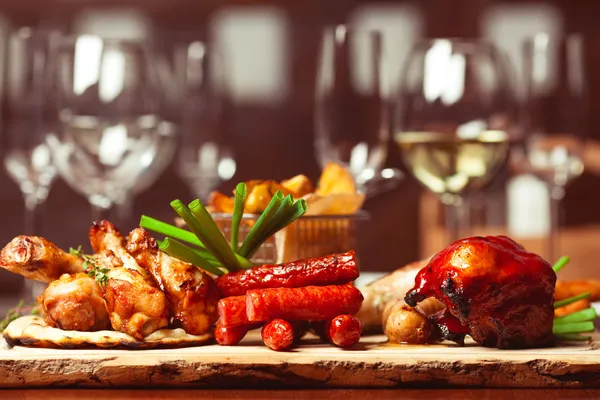 Garnitur aus gebratenem Fleisch und kleinen Fleischwürstchen serviert mit Zwiebeln ein — Stockfoto