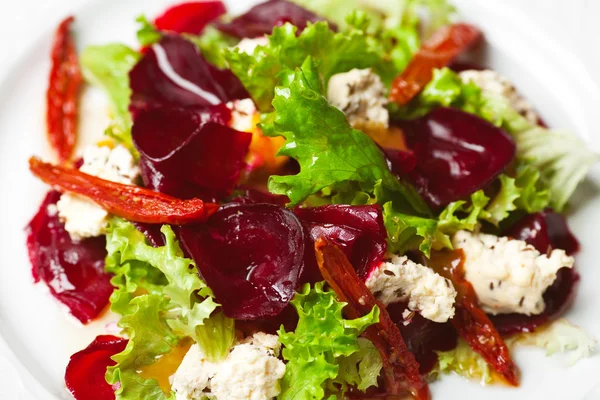 Cocina vegetariana y concepto de comida saludable. Ensalada de verduras frescas —  Fotos de Stock