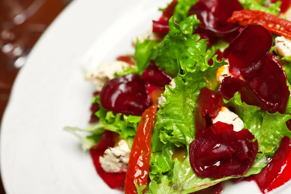 Vegetarische Küche & gesundes Essen. Frischer Gemüsesalat — Stockfoto