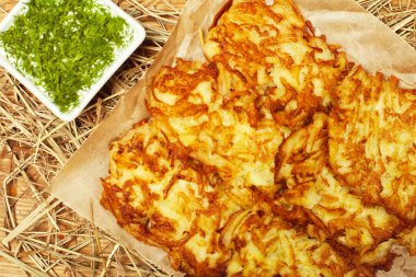 patates karma kahverengi kısmı kuru saman ve ekşi krema ile servis 