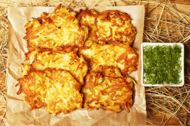 patates karma kahverengi kısmı kuru saman ve ekşi krema ile servis 