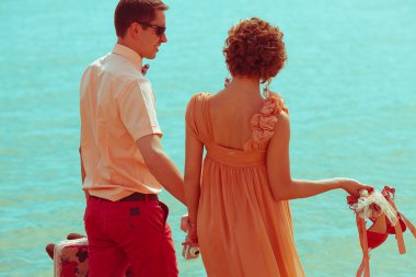 yaz tatil kavramı. mutlu genç trendy, hipsters evlendi 