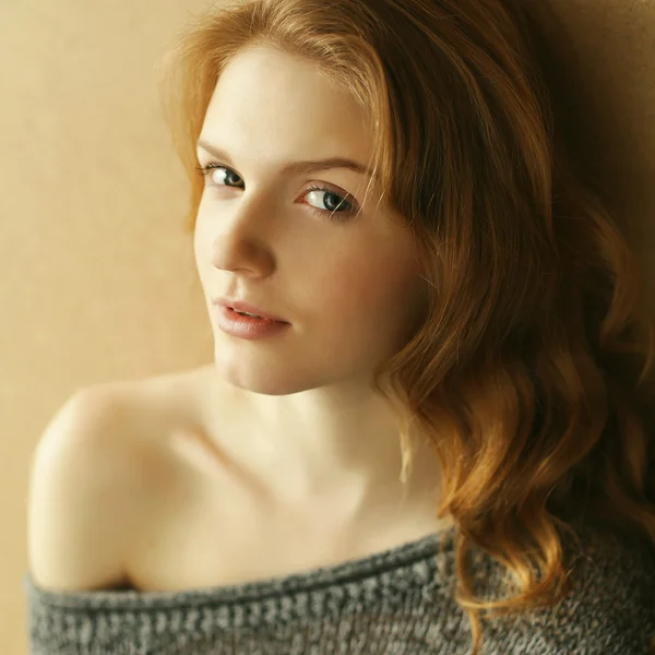 Emotive portrait of a fashionable model with ginger curly hair o — Stock Photo, Image