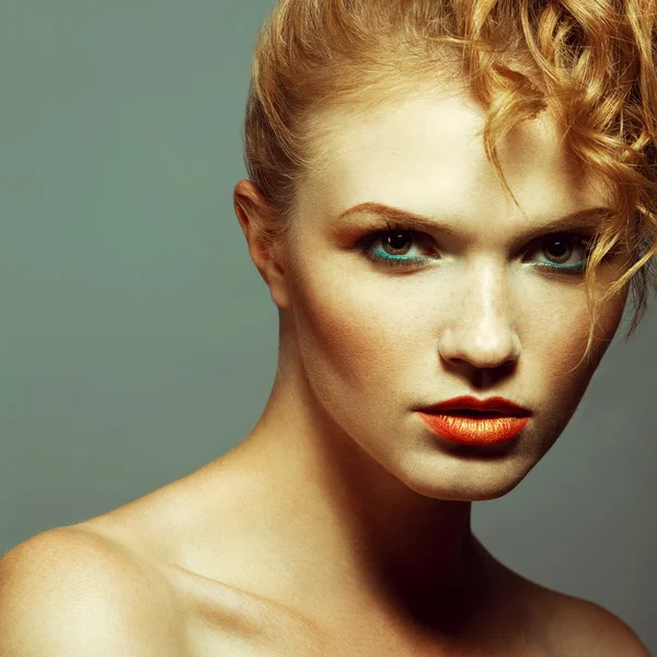 Retrato emocional de um modelo elegante com encaracolado vermelho (gengibre) — Fotografia de Stock