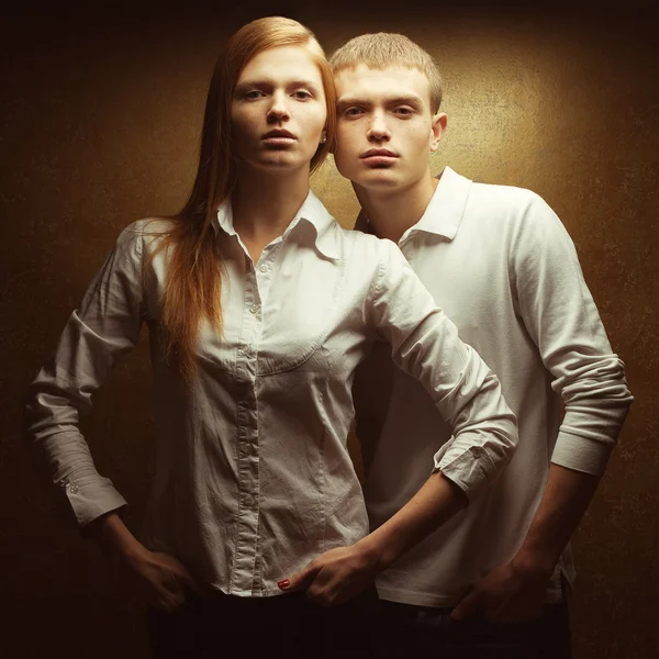 Retrato de dois lindos gêmeos ruivos (gengibre) em shir branco — Fotografia de Stock