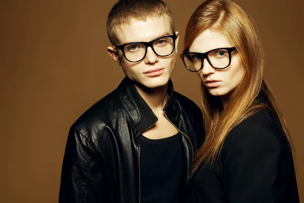 Eyewear concept. Portrait of gorgeous blond fashion twins in bla — Stock Photo, Image