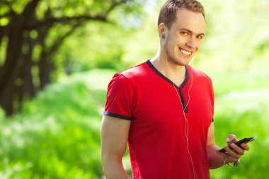 Gadget freak kavramı. kırmızı t genç bir kaslı adam portresi-