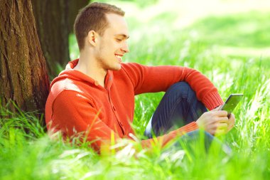Gadget freak kavramı. casual cl genç adam gülümseyerek portresi