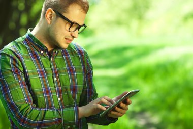 Gadget freak kavramı. casual pıhtı içinde komik bir hipster portresi