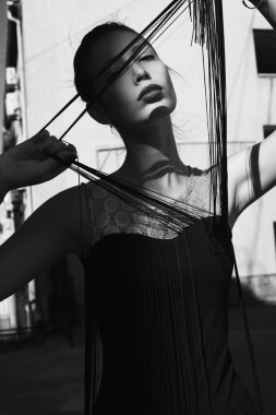 Vogue stilini kavramı. güzel esmer SK duygusal portre