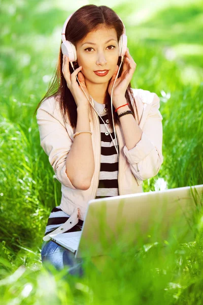 Glücklich modisches Hipster-Mädchen in pinkfarbener Lederjacke hört zu — Stockfoto