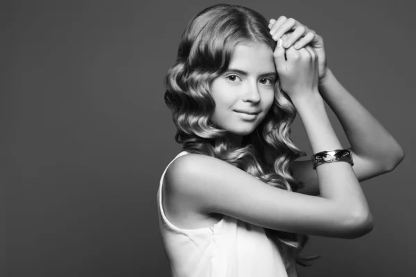 Conceito de cabelo perfeito. Retrato emocional de uma linda menina adolescente — Fotografia de Stock