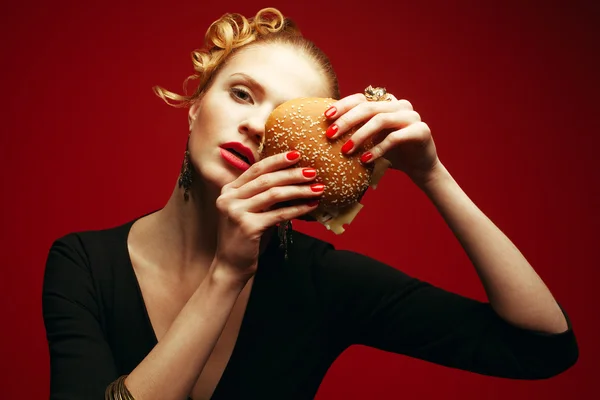 Fahion vs Junk Food Concept. Un placer culpable. Modelo de moda — Foto de Stock