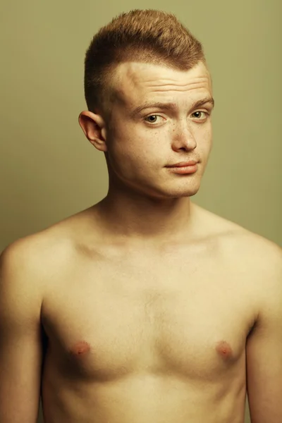 Concepto de belleza masculino. Retrato de jóvenes a la moda y desnudos — Foto de Stock