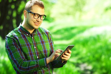 Gadget freak kavramı. casual clothi içinde komik hipster portresi