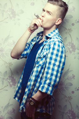 çılgın bir hippi kavramı. genç adam portresi duygusal profili 