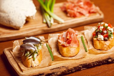 tost ile dekapaj ve taze salatalık, keçi peyniri, ita kümesi