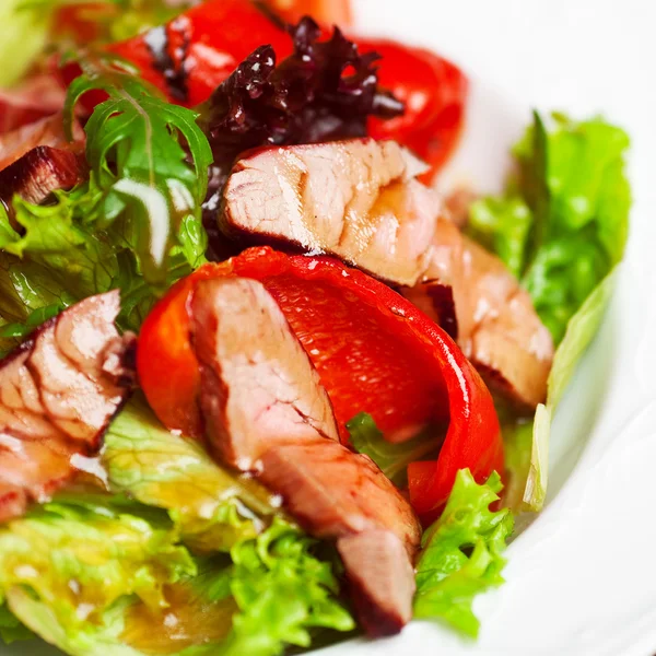 Sappige sappige gedeelte van warme salade met gegrilde steaks — Stockfoto