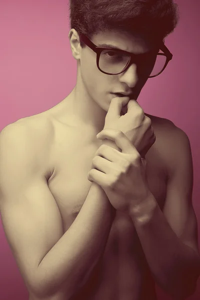 Beauté masculine, concept de lunettes. Portrait émotionnel du beau muscu — Photo