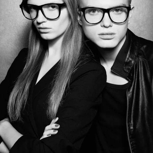 Concepto de gafas. Retrato de gemelos de moda en negro clo —  Fotos de Stock