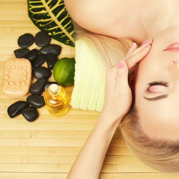 Concepto de spa y cuidado de la piel. Retrato de hermosa chica recibiendo un —  Fotos de Stock