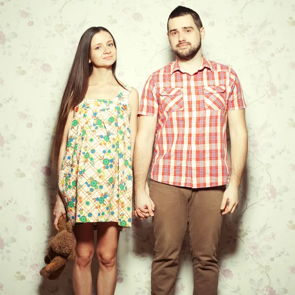 Stylisches Schwangerschaftskonzept: Porträt eines Hipsterpaares (husba) — Stockfoto