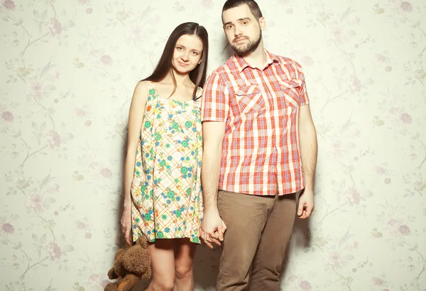 Stylish pregnancy concept: portrait of couple of hipsters (husba — Stock Photo, Image