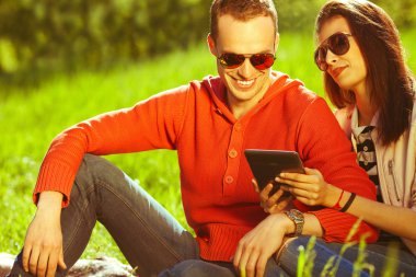 gözlük kavramı. sonbahar park eğlenmek seviyor genç Çift