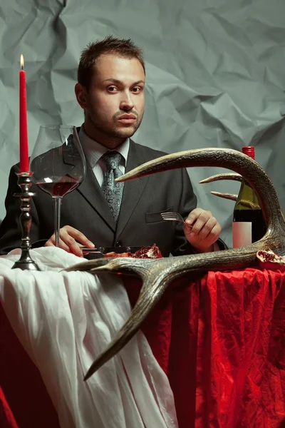 Baroque supper concept. Portrait of handsome man eating — Stock Photo, Image