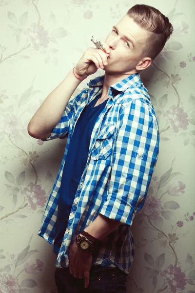 Retrato emocional de homem bonito com penteado hipster fumar — Fotografia de Stock