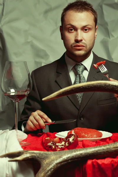 Μπαρόκ Δείπνος μπλε αίμα αριστοκράτη. όμορφος άνθρωπος που τρώει — Φωτογραφία Αρχείου