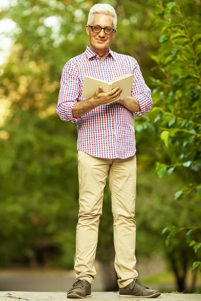 Stylisches Hipster-Opa-Konzept. Porträt eines lächelnden trendigen Mannes — Stockfoto