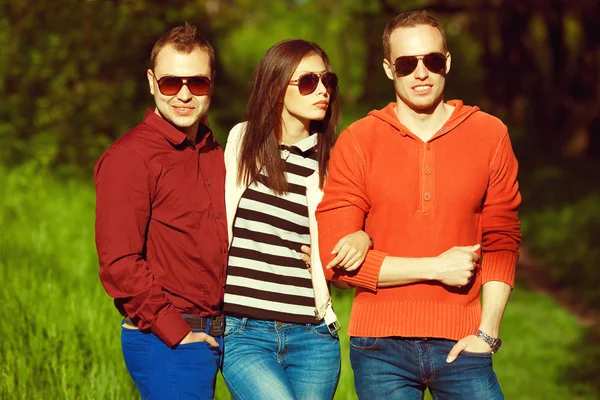 Conceito de Hipster People. Retrato de amigos na moda no parque — Fotografia de Stock