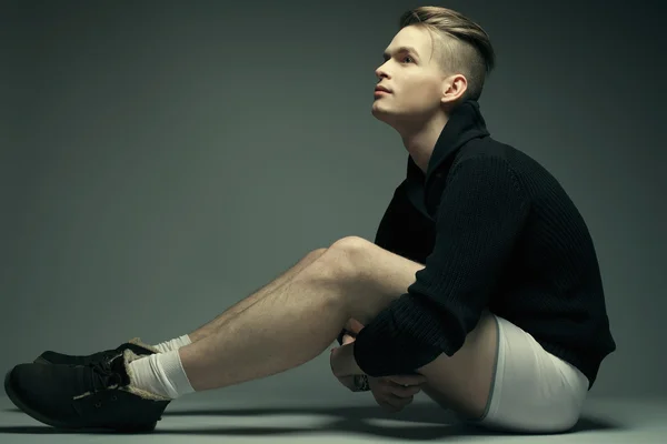 Mäns fashion-konceptet. porträtt av en ung fashionabla man i underkläder — Stockfoto