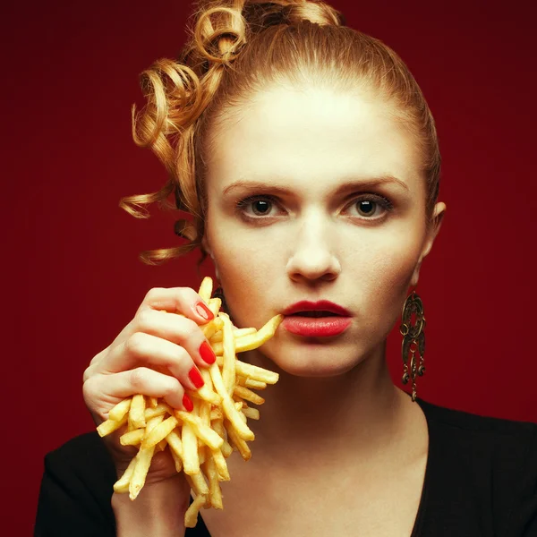 Ongezond eten. junkfood concept. Portret van modieus u — Stockfoto